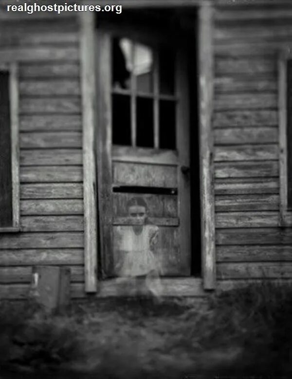 Призраки в старых домах. Призраки на старых фотографиях. реальные призраки в старых деревнях. приведенье в старом доме. привидения в старом доме.