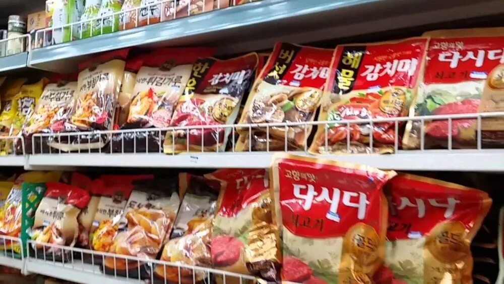 Корейские продукты. Южная корея магазины. Китайско корейский магазин. Магазин японских сладостей. Японки в магазине.