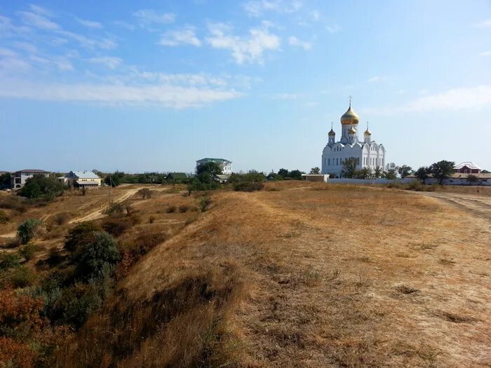 Храм приазовский краснодарский край. Приазовский тамань. Поселок приазовский. Приазовский тамань. Храм в поселке приазовский.