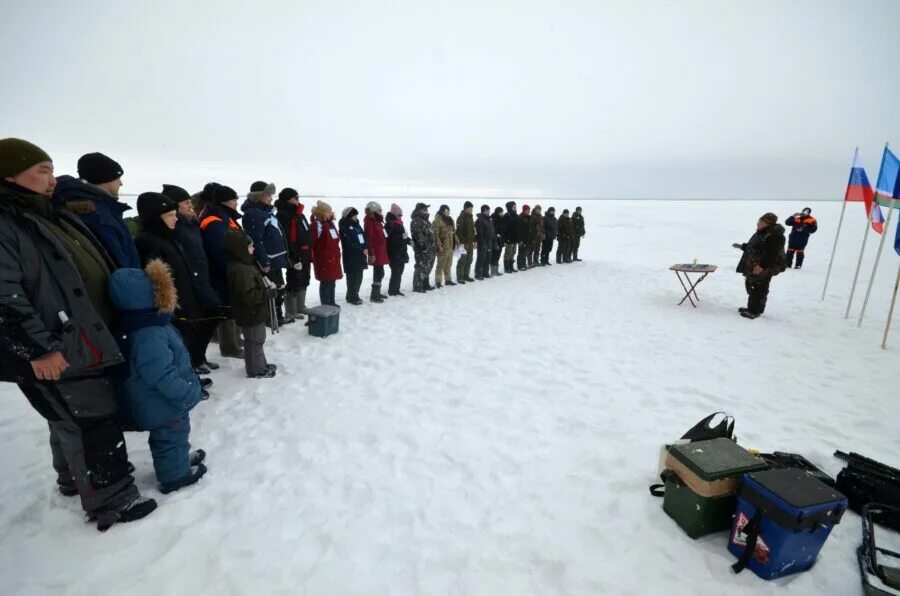 Подледная рыбалка в Якутске. Зимняя рыбалка в Якутии. Спасатели зима. Рыбалка подледный лов. Якутия статьи