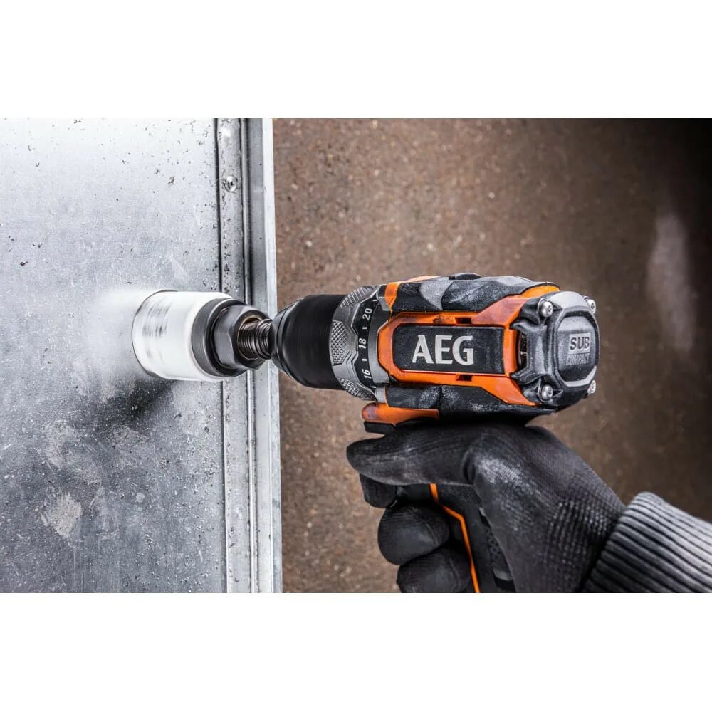 Бесщеточная аккумуляторная дрель шуруповерт aeg bs18sbl. Дрель-шуруповерт bs18sbl-202c aeg 4935472277. aeg bs18sbl-202c. безщёточная аккумуляторная дрельbs 18sbl-202 caeg.