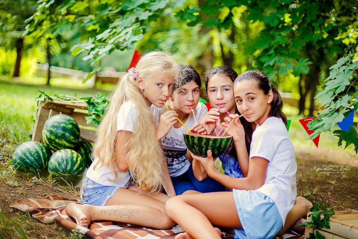 маша с подругой проводят лето. подружки на море. подруги летом. фотосессия пикник подруги. друзья на море.