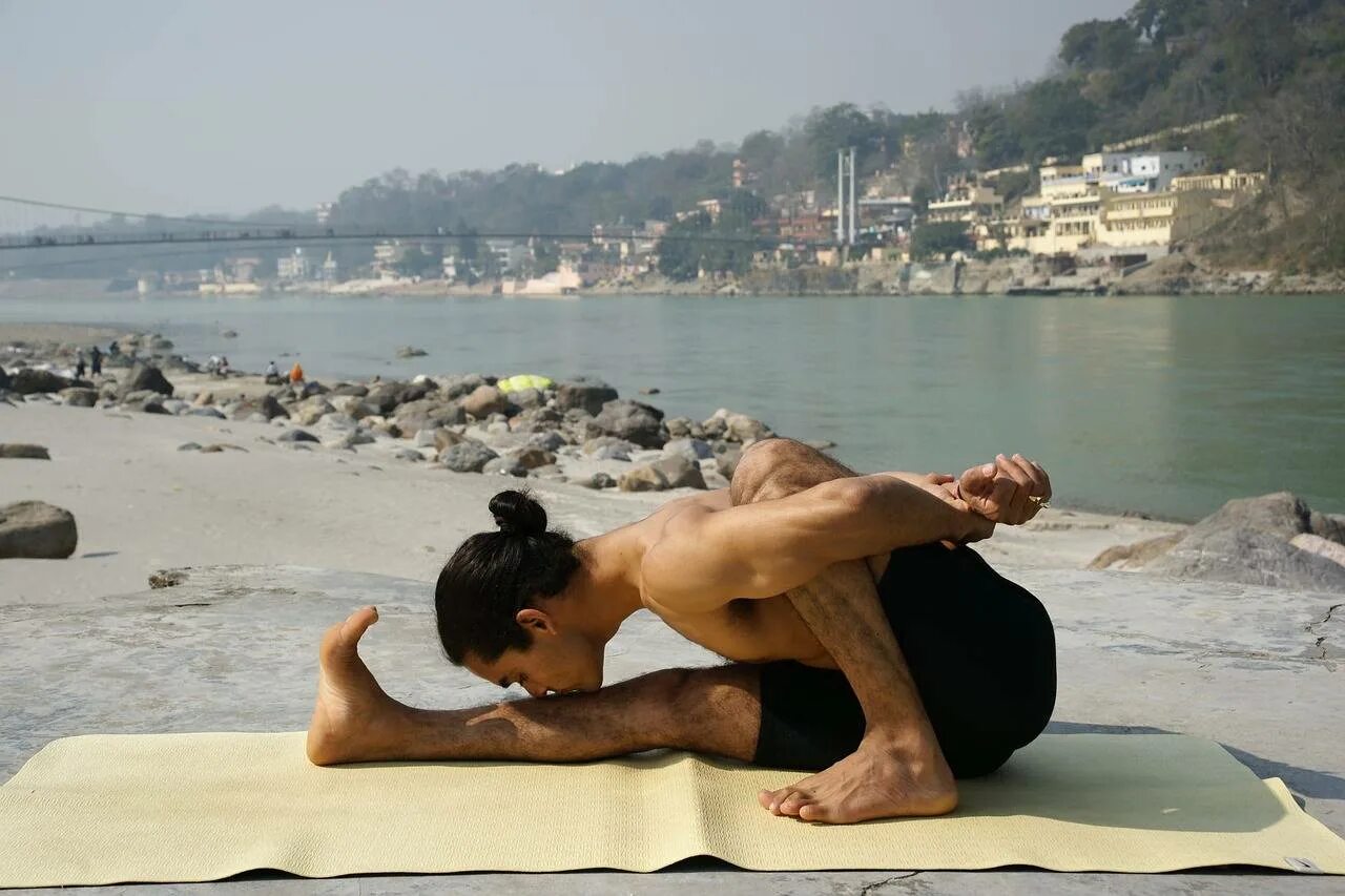 Кто такой йог. Аштанга Раджа йога. Мужчина занимается йогой. Мужчина йог. Красивые йоги мужчины.