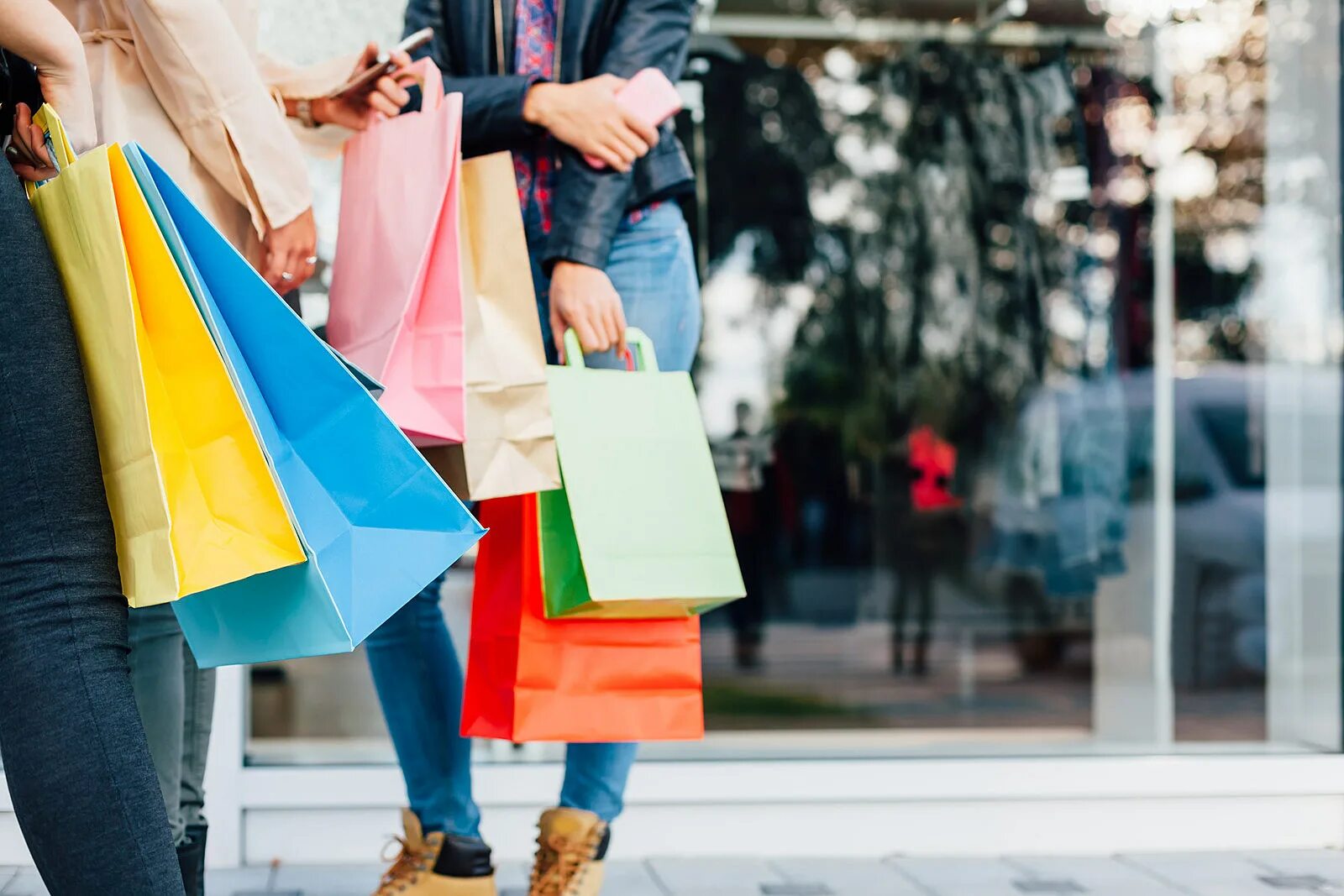 Shopping 9 класс. Шоппинг. Шоппинг пакеты. Девушка шоппинг. Женщина с пакетами.