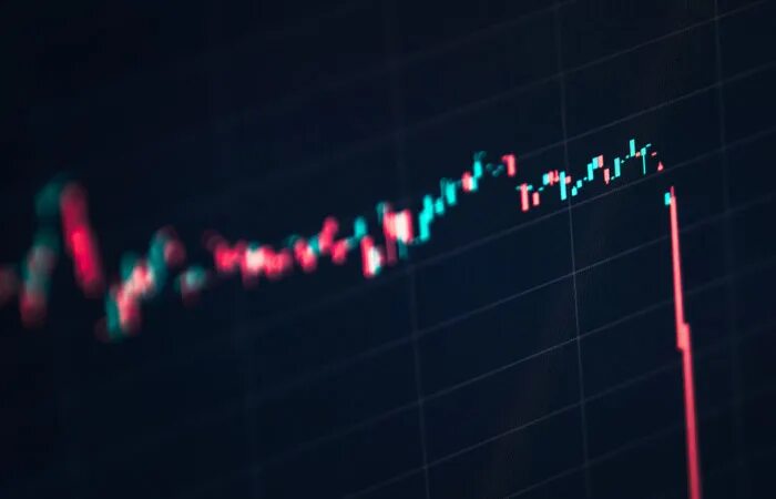 Падение курса. График резкого падения. Упадок экономики. Снижение стоимости акций. Резко снижается.