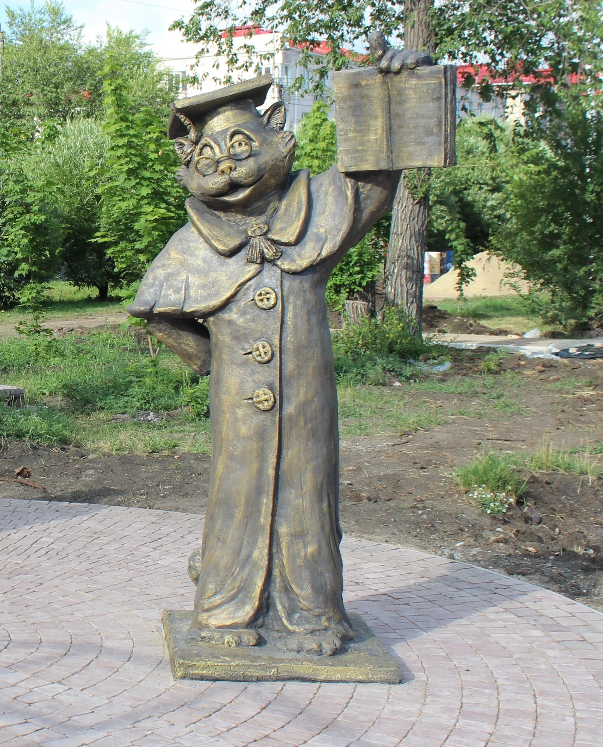 памятник буратино в ижевске. южно-сахалинск скульптуры героев чехова. статуя героев. памятник гоголю в миргороде. статуя героев.