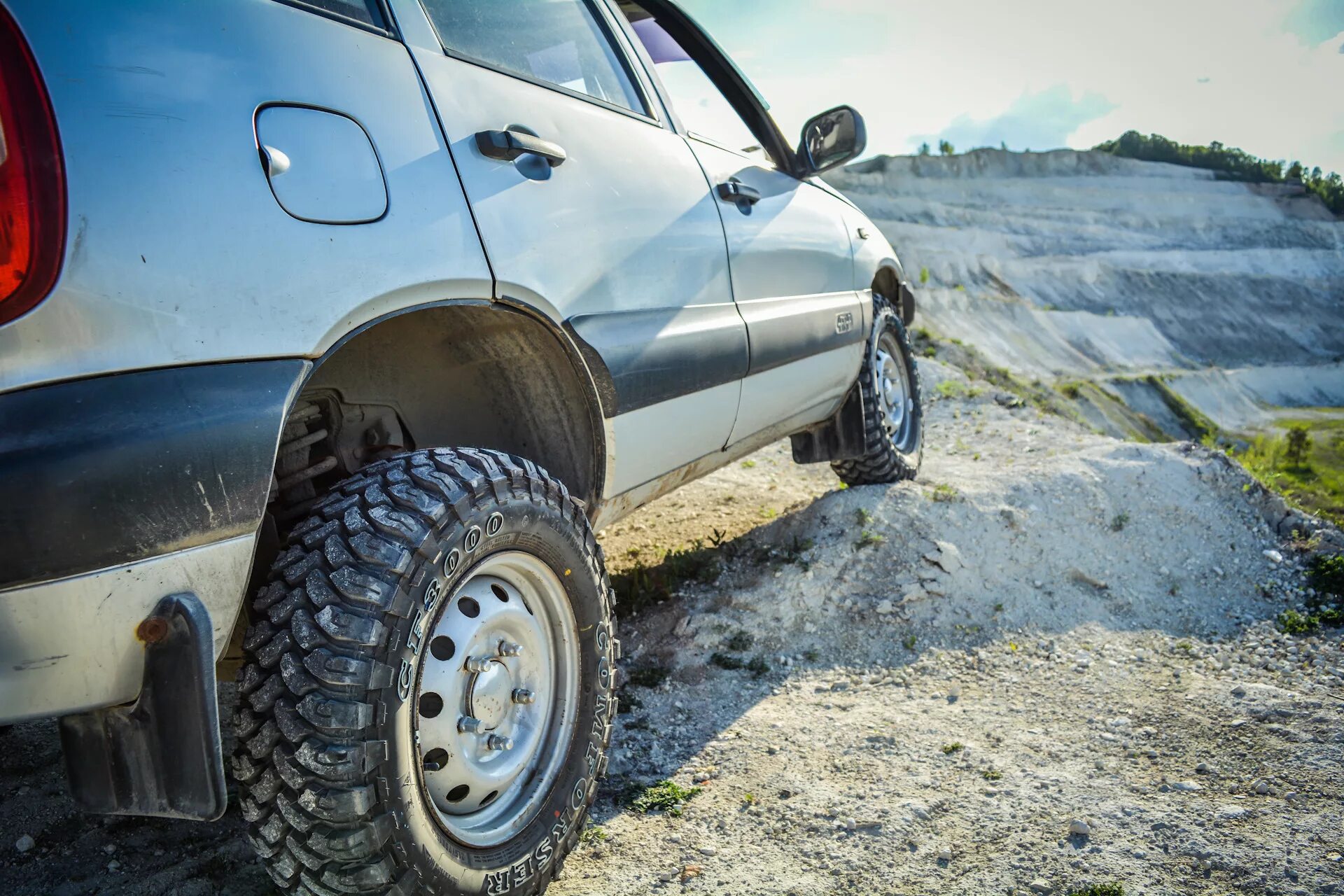 Грязевые шины на ниву шевроле. Comforser cf3000 215/75 r15. 215 70 r15 cf нива шевроле. колеса 215 75 r15 на ниву шевроле. шевроле нива на резине 215/75 r15.