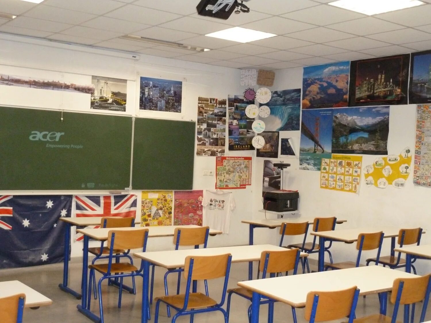 The class is english. Classroom english. english classroom decoration. england classroom. english classroom wall.