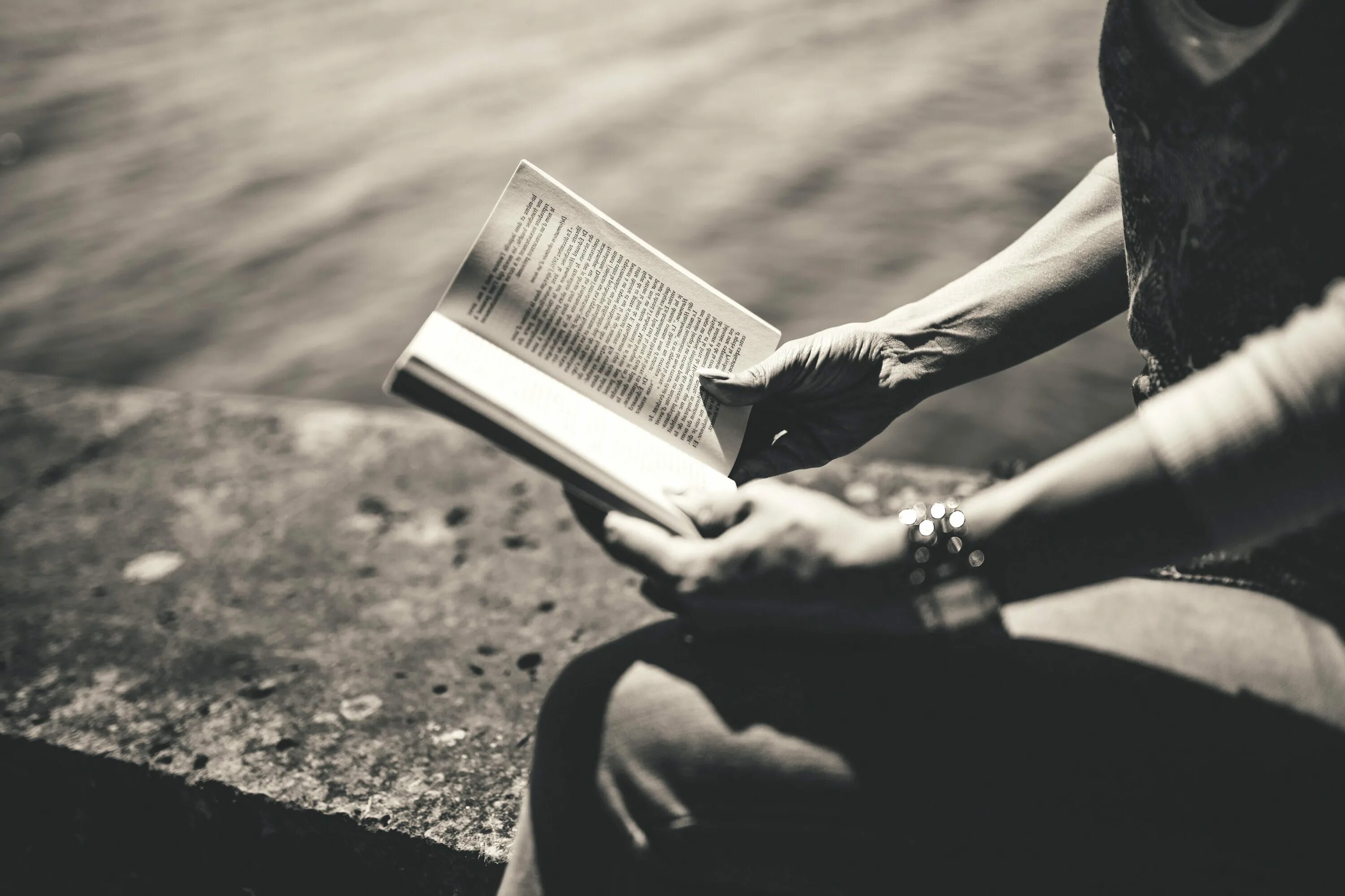 Читающие книгу руки