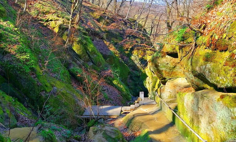 Индекс горячий ключ краснодарский. Дантово ущелье Краснодарский край. Дантово ущелье горячий ключ Краснодарский край. Горячий ключ достопримечательности Дантово ущелье. Горячий ключ скала Дантово ущелье.