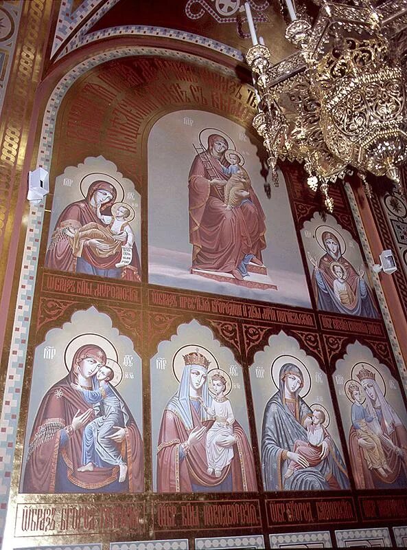 Какая икона в храме христа спасителя. Какая икона в храме христа спасителя. Николай чудотворец икона в храме христа спасителя. Иконы богородицы в храме христа спасителя. Елоховский богоявленский собор внутри.