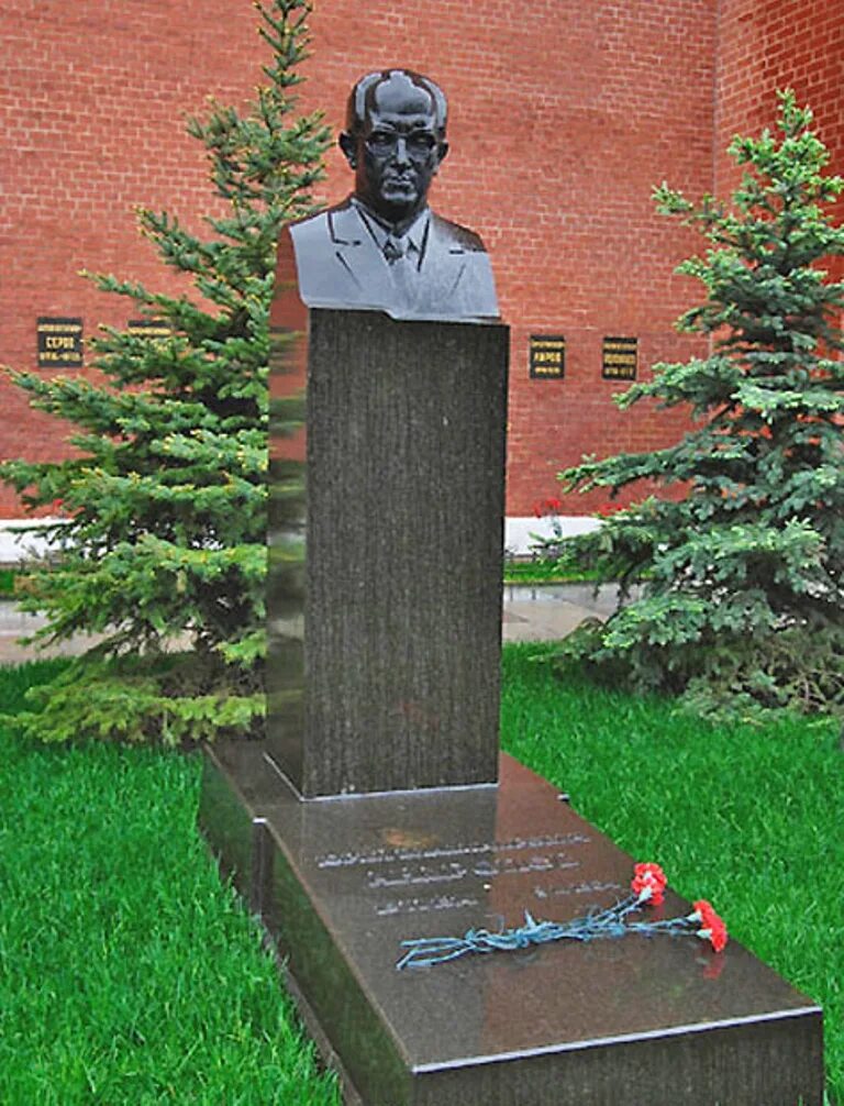 могила юрия буданова. некрополь у кремлёвской стены могила гагарина. новодевичье кладбище никулин могила. троекуровское кладбище в москве могила шатунова. место захоронения юрия.