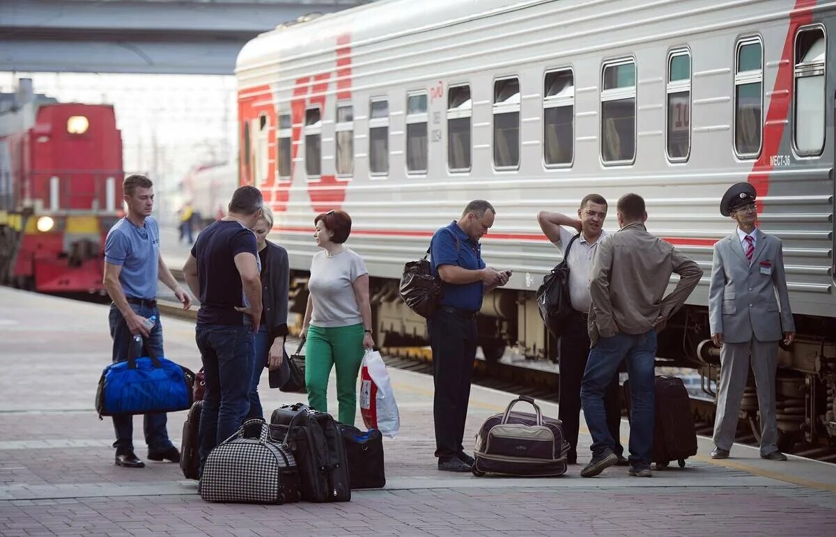 Пассажирские перевозки железнодорожного транспорта. Люди на вокзале. Люди на ЖД вокзале. Поезд вокзал пассажиры. Пассажиры на вокзале.