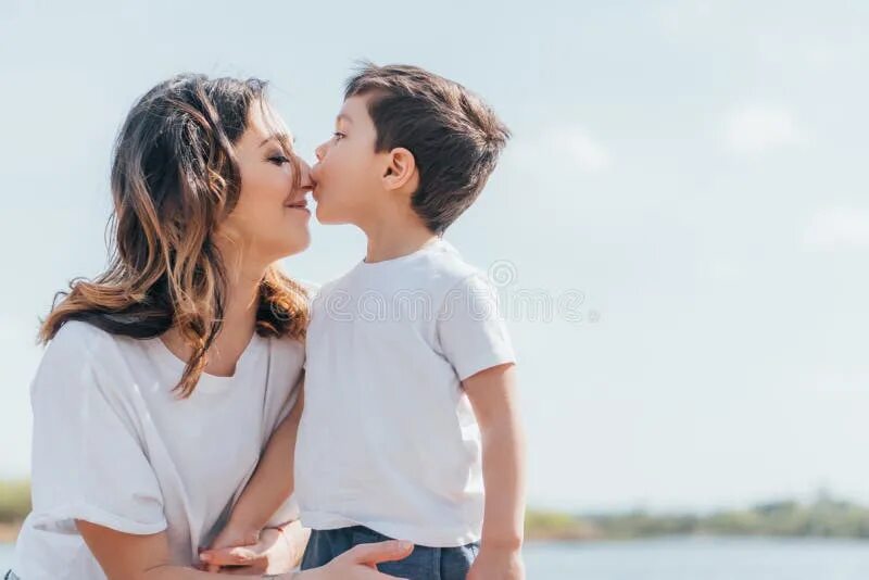 Целующиеся пары. Мама целует сына. Фотосессия мать и взрослый сын. Women s and boy. Kiss me картина.