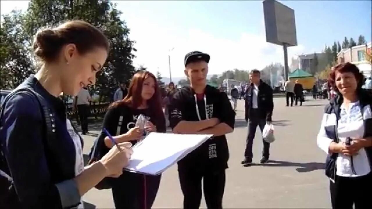 Прохожий поучаствовавший в соцопросе 10. Интервью на улице. Опрос людей на улице. Интервью на улице. Прохожий поучаствовавший в соцопросе 10.