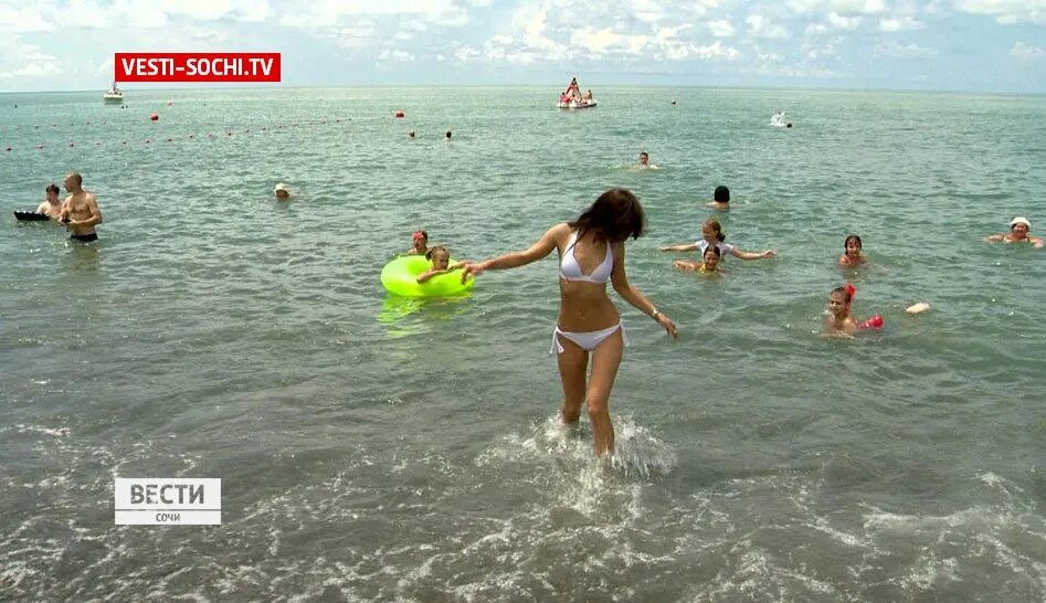 Сколько вода в море в сочи. Купаться в море Сочи. Купаются в черном море. Купание в Сочи. Море в Сочи купание.