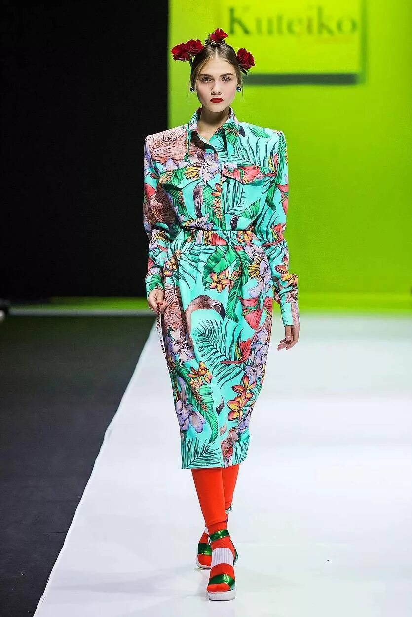 Платья в стиле китч. Китч в одежде. Стиль сюрреализм в одежде. Gucci династия. Стиль китч мода.