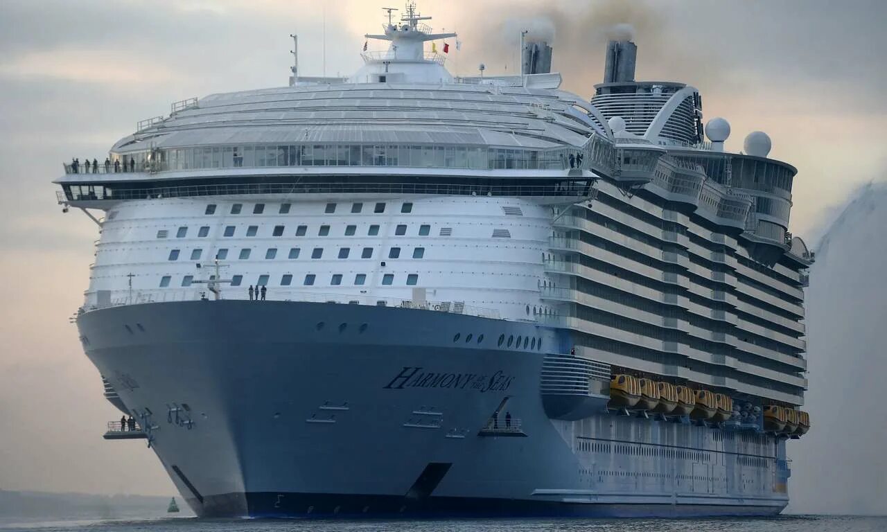 Лайнер Harmony of the Seas. Harmony of the Seas круизный лайнер. Harmony of the Seas фото. Самый большой корабль в мире 2022. Огромные пароходы