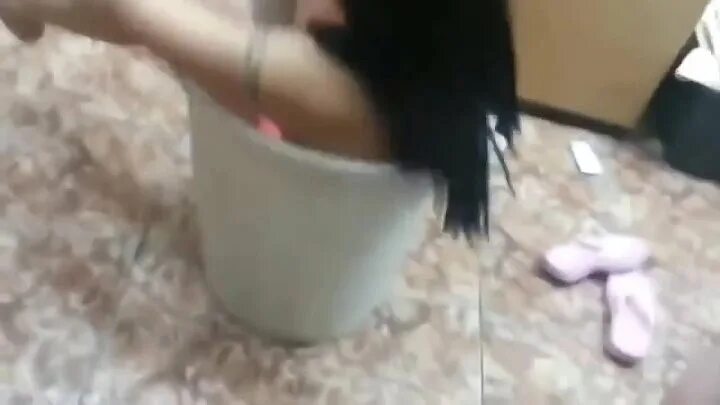 Писяющие девочки на улице. Туалет в школе для девочек. Девушка случайно обкакалась. Фотосессия в заброшенном здании. Девочка накакала на стул.