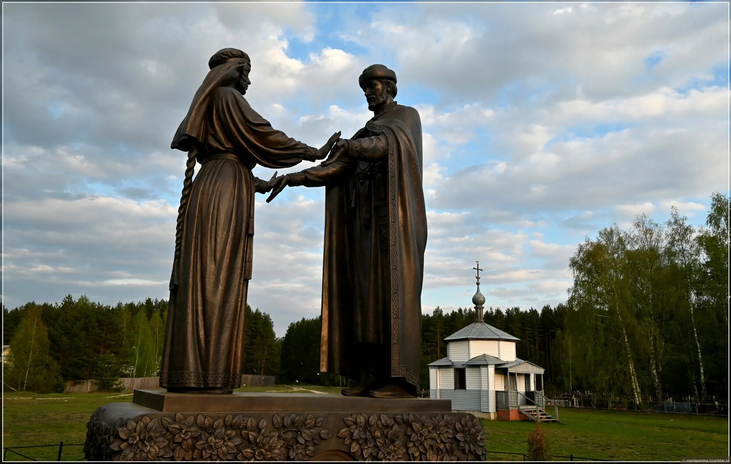 Просторы рязани. Памятник Петру и Февронии в Рязани. Памятник Петру и Февронии в Ярославле. Памятник Ленину в Солотче.