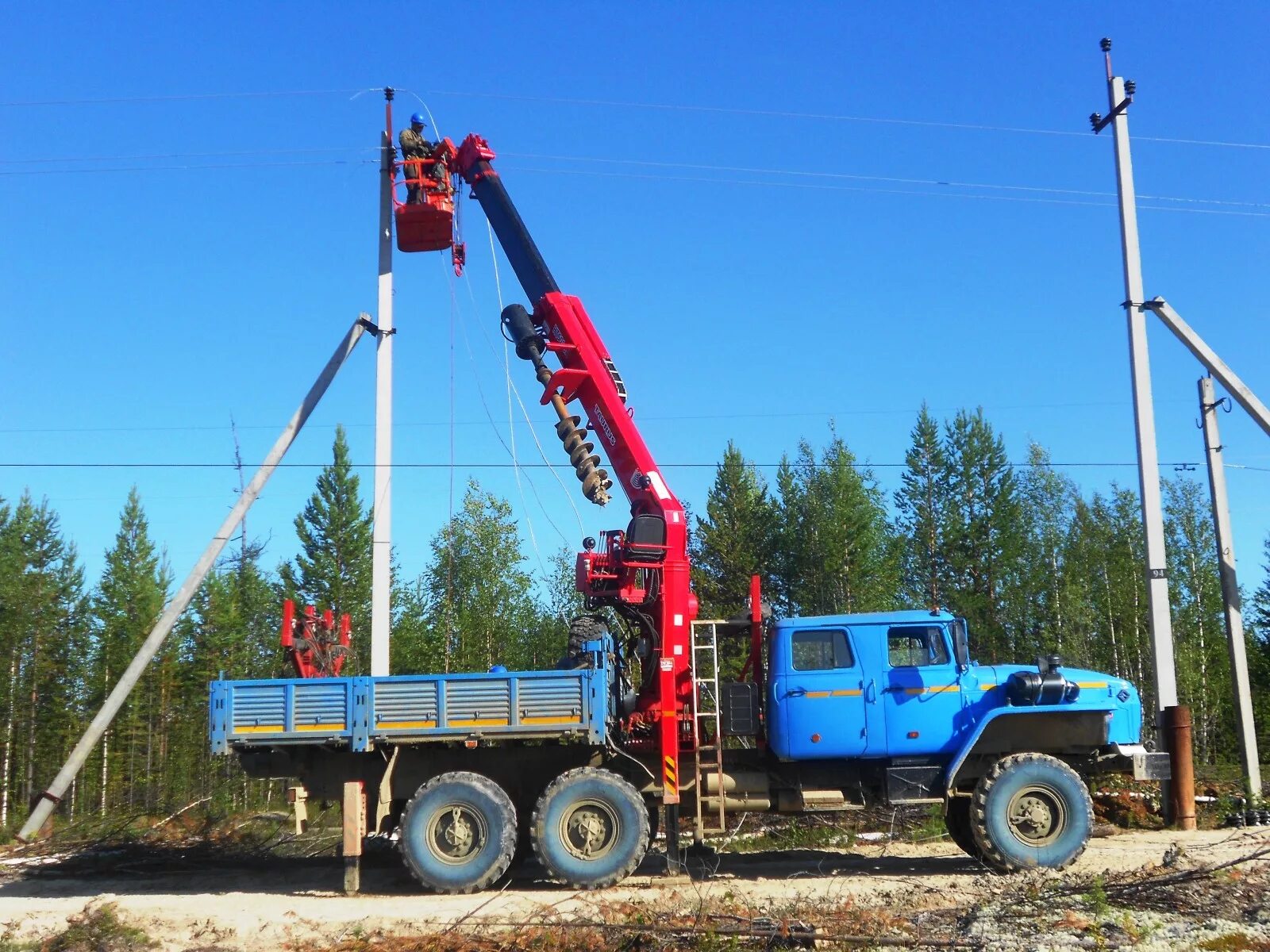 Манипулятор вышка. Бурильно-крановая машина БКМ-318-01. БКМ 2032. Урал буровая БКМ. Урал Некст буровая.