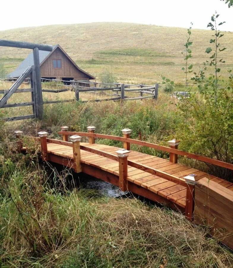 Построить деревянный мост. Деревянный мост через ручей. Деревянный мостик. Мостик через ручей. Деревянные мостки на даче.