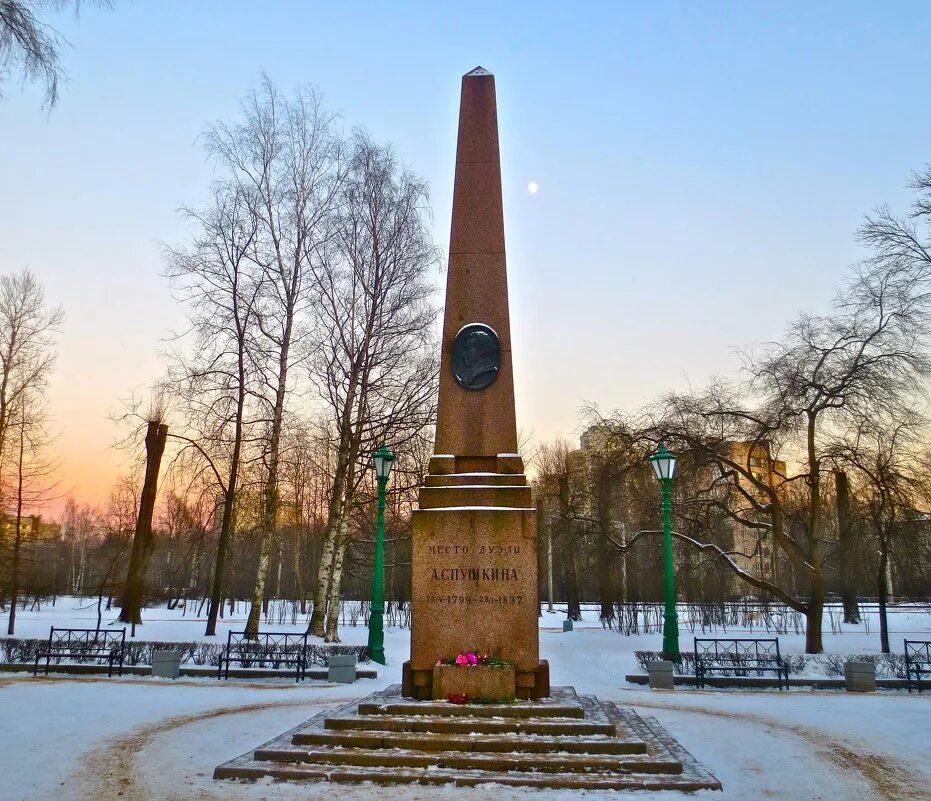 Санкт петербург дуэли. Обелиск на черной речке дуэль Пушкина. Место дуэли Пушкина на черной речке. Чёрная речка Санкт-Петербург место дуэли Пушкина. Памятник на месте дуэли Пушкина на чёрной речке.