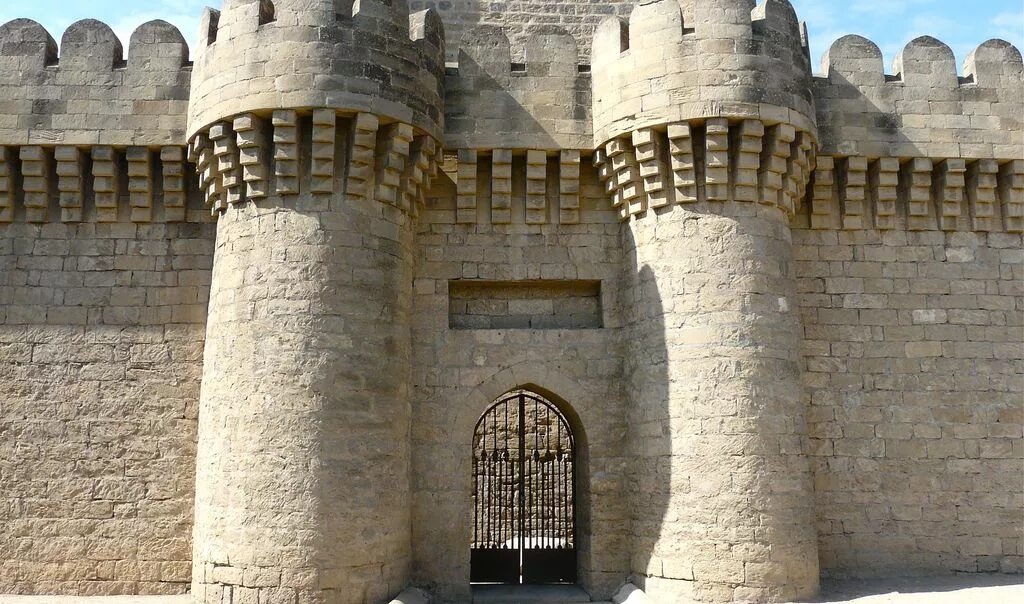 Самая крупная крепость из сохранившихся и действующих. Четырёхугольный замок (Мардакян). Крепость Мардакян. Крепость Рамана Баку. Мардакян достопримечательности.
