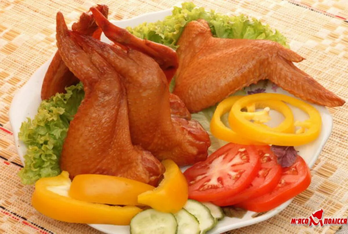 Копченые куриные крылышки. Куриные крылышки отварные. копченые крылышки фото. выкладка копченых крылышек. еда из копченых крылышек.