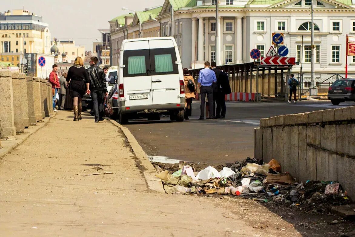 Почему в москве нету. Грязные улицы москвы. грязная москва. помойки в москве.
