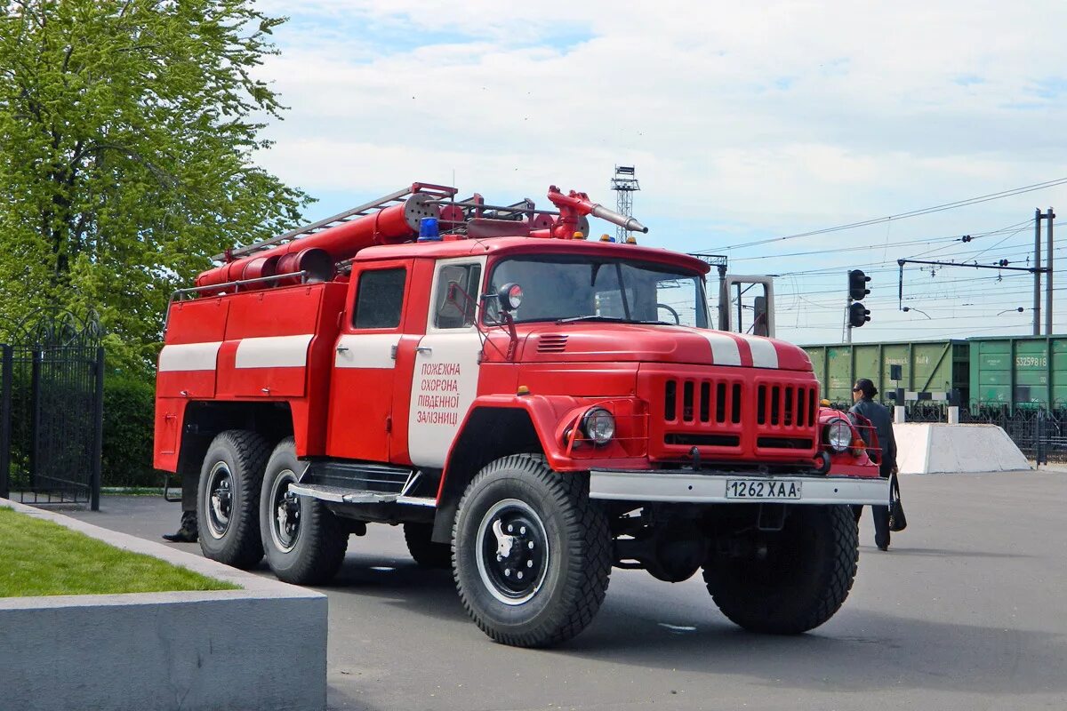 Пожарный автомобиль зил 131. ЗИЛ 131 АЦ 40. ЗИЛ 131 пожарка. ЗИЛ 131 пожарный АЦ 40. ЗИЛ 131 пожарная цистерна.