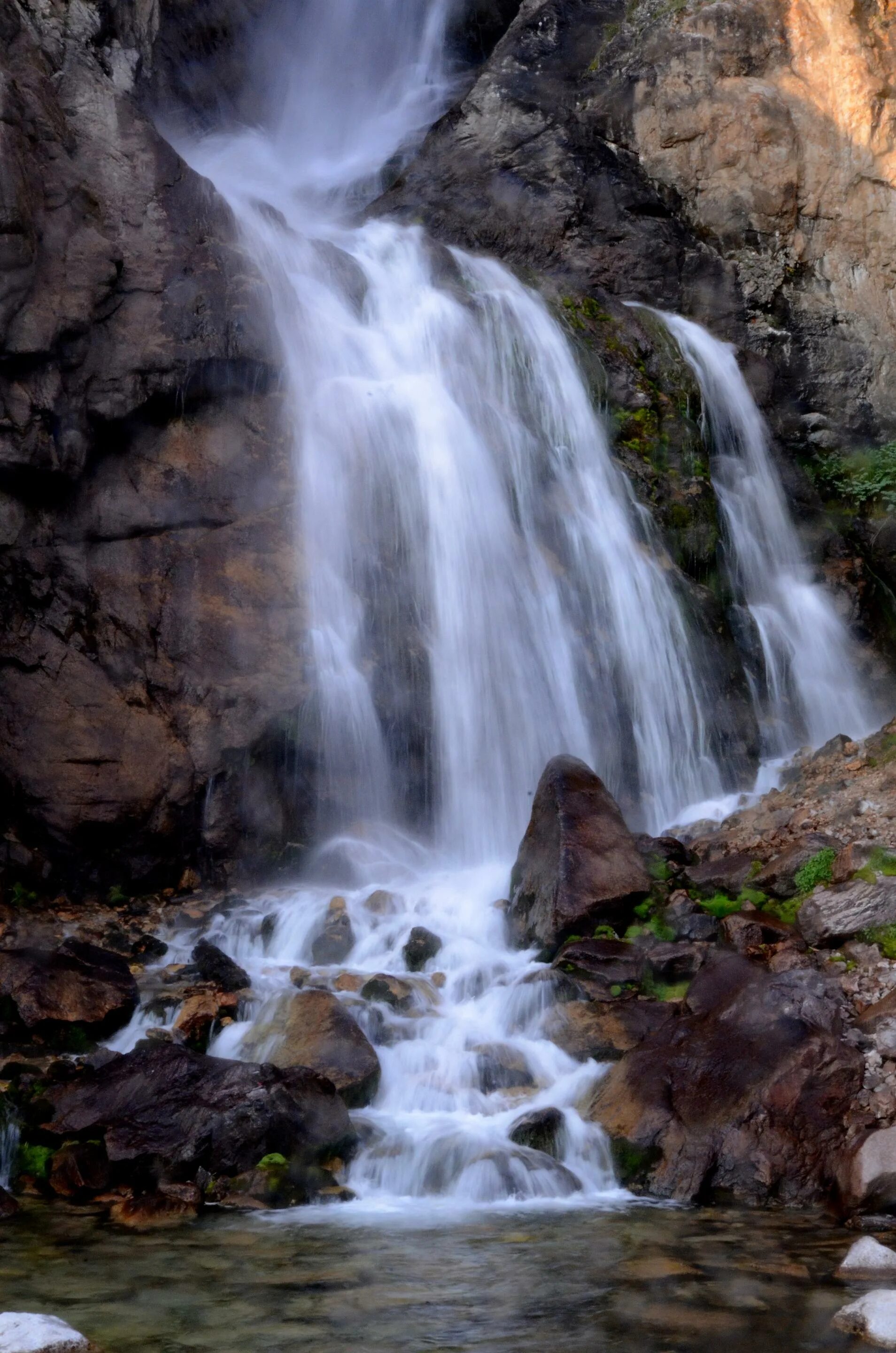 водопад бурхан-булак. карагаш казахстан водопад. ағып жатыр бұлақ жағасында. ағып жатыр бұлақ жағасында. каскадный ручей течёт.