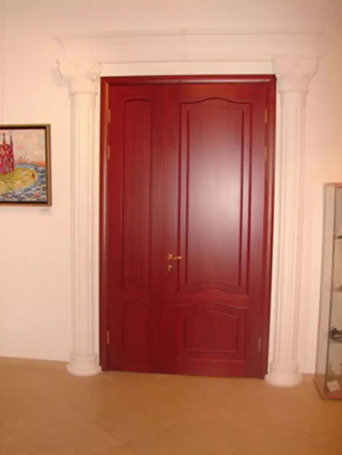 Двери цвета красного дерева. Двери красное дерево в интерьере. Бордовые двери в интерьере. Межкомнатные двери красное дерево. Двери из красного дерева в интерьере.