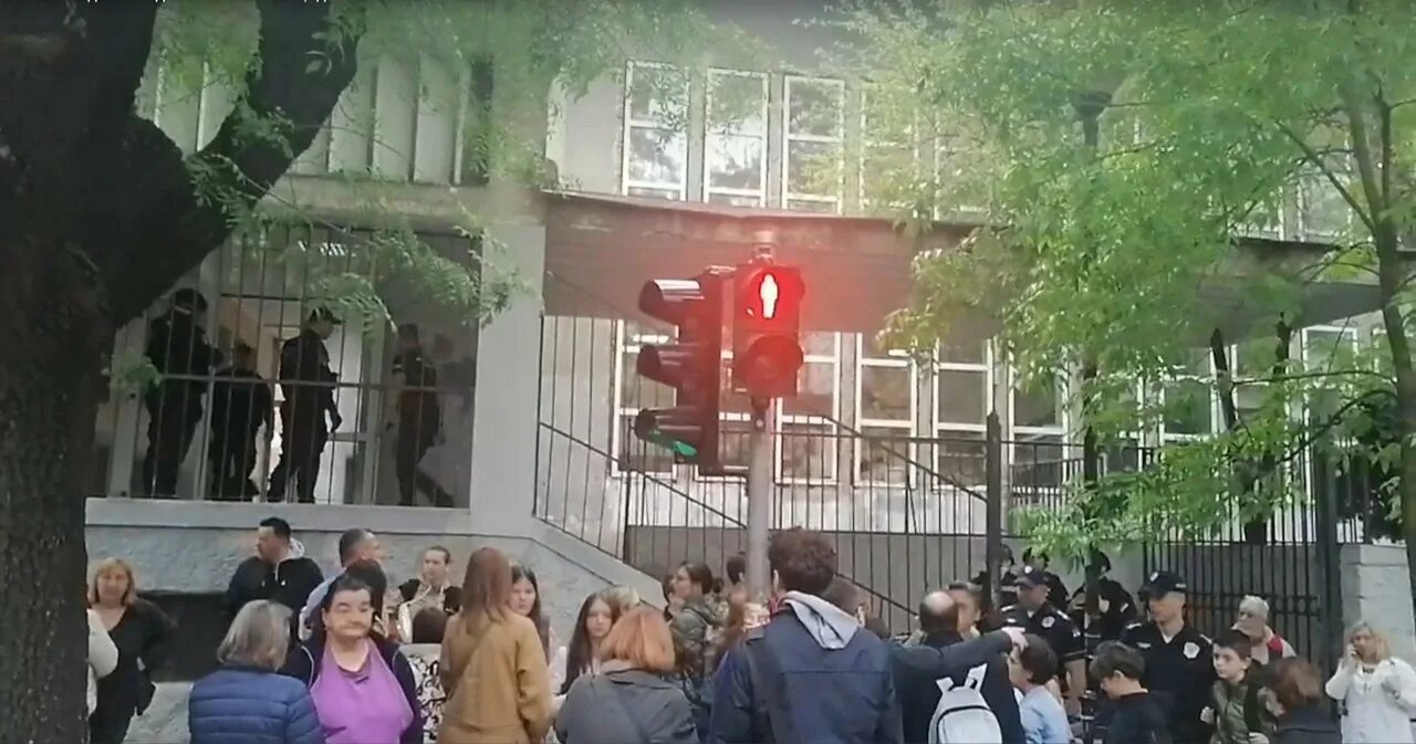Стрельба в школе Белграда. Терроризм в сербской школе. Школьники возле школы.
