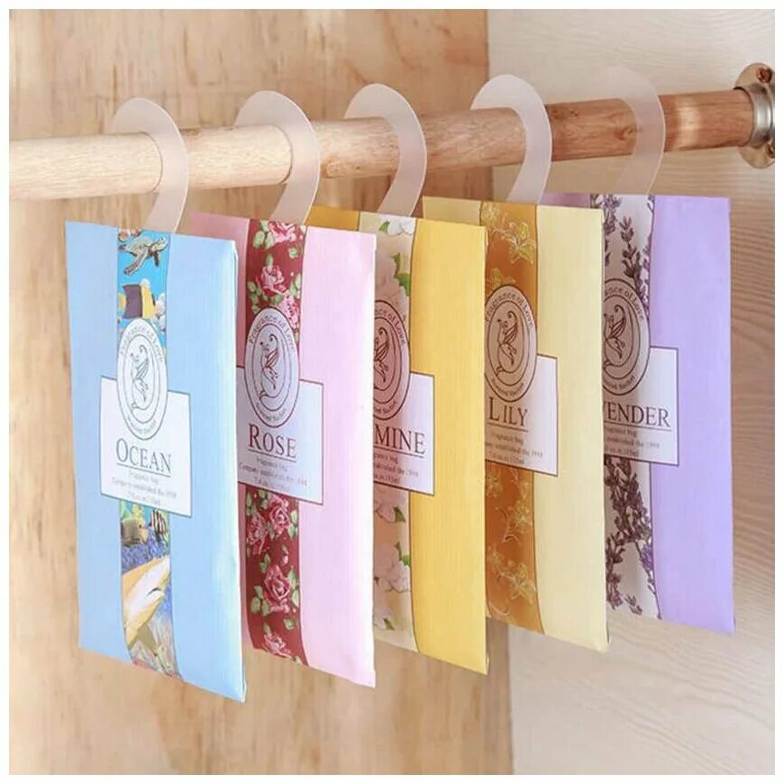 саше для шкафа. ароматизатор для шкафа с одеждой. ароматизатор для шкафа. освежитель воздуха с ладаном. ароматизатор с грейпфрутом на упаковке.