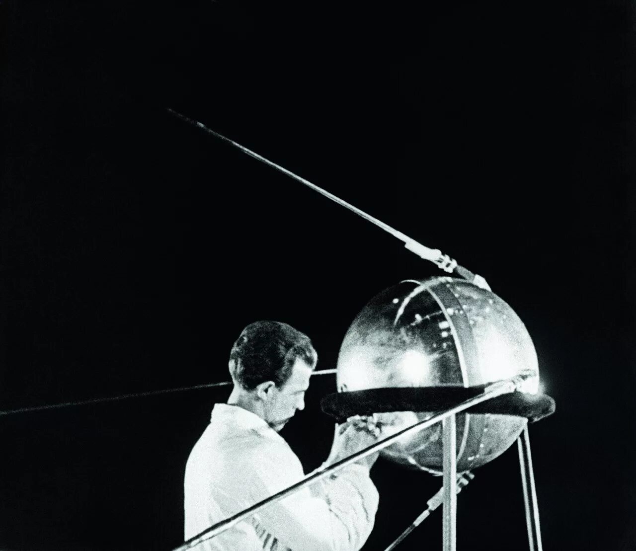 Первые космические спутники ссср. 4 Октября 1957-первый ИСЗ "Спутник" (СССР).. Первый Спутник земли Спутник 1. Первый искусственный Спутник земли 1957г. Первый искусственный Спутник 1957.
