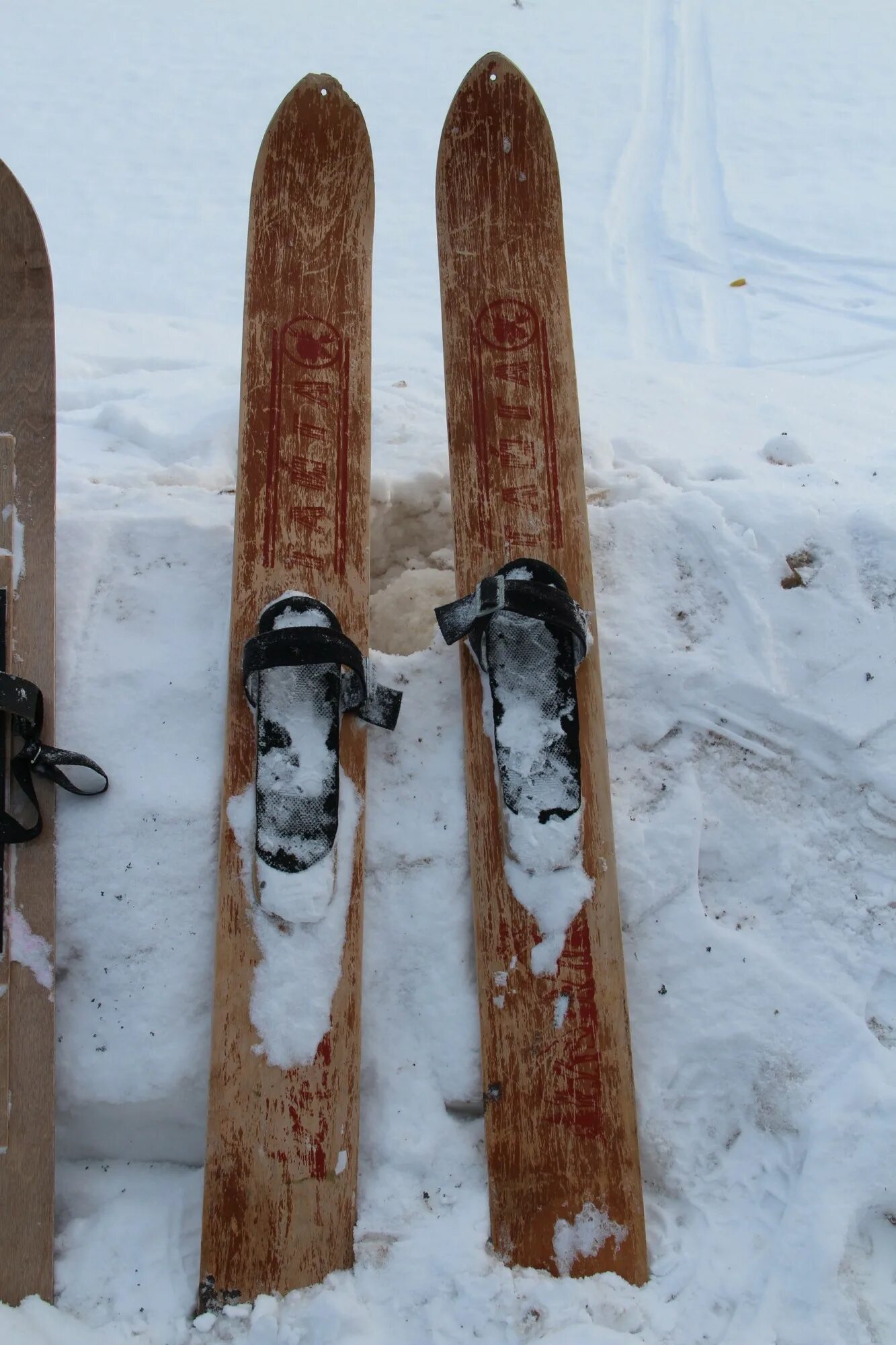 Купить широкие лыжи. Горные лыжи к2. Лыжи охотничьи вид снизу. Старинные лыжи. Охотничьи лыжи.