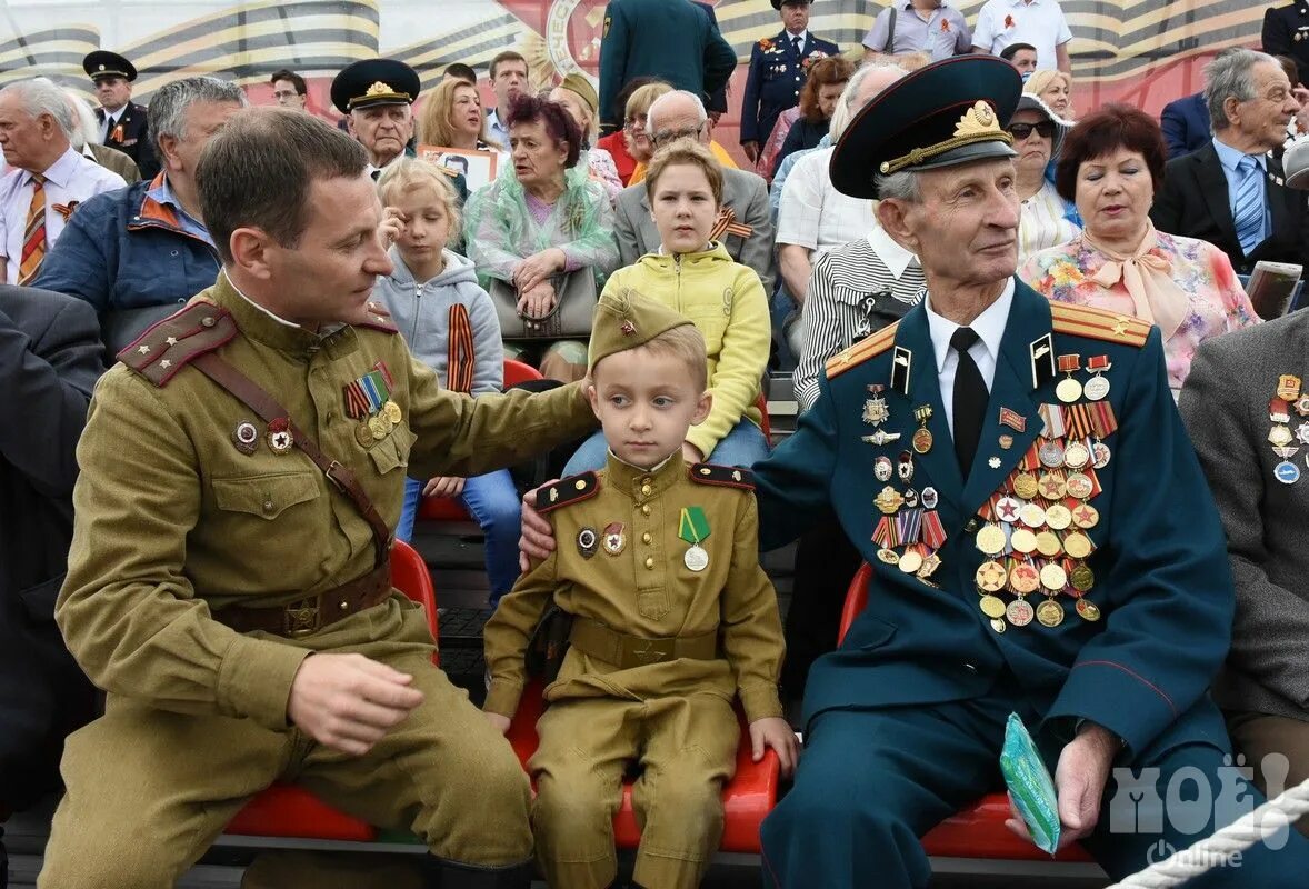 С дедом на парад песня слушать. Ветераны на параде. Ветераны Великой Отечественной войны на параде. Ветераны ВОВ на параде. Дети на параде Победы.