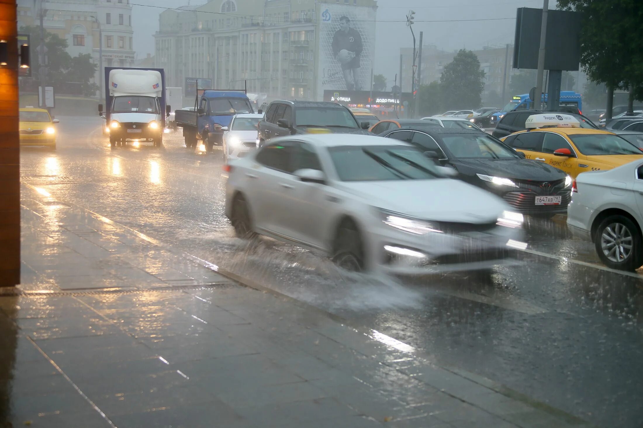 Ливень 27.07.2023 Москва. Проливной дождь в Москве. Сильный дождь в Москве. Ливень в Москве.