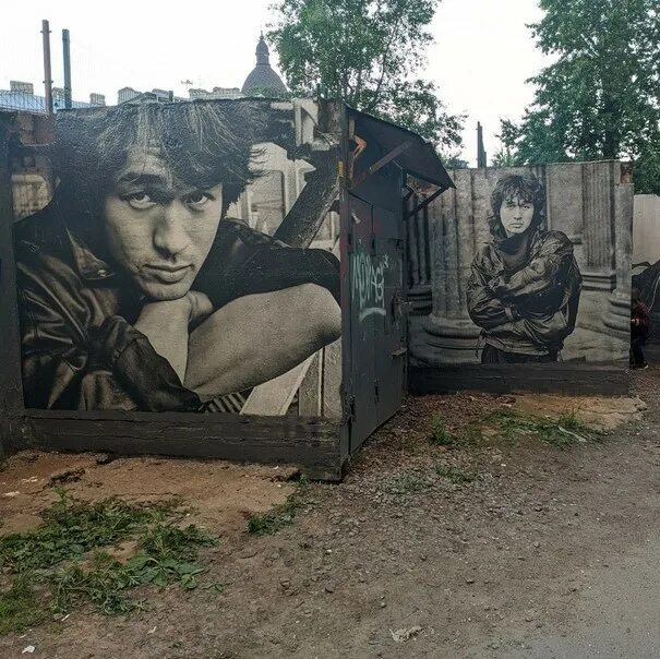 Цой жив в питере. Цой граффити. граффити цоя в питере.