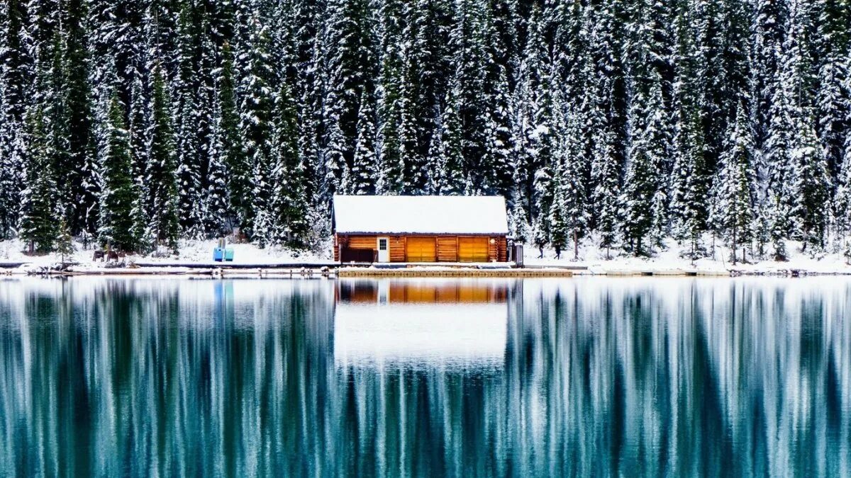 Домик на теплых озерах. Канада дом Банф озеро. Канада дом у озера Банф зимой. Озеро Винтер. Дом у озера.