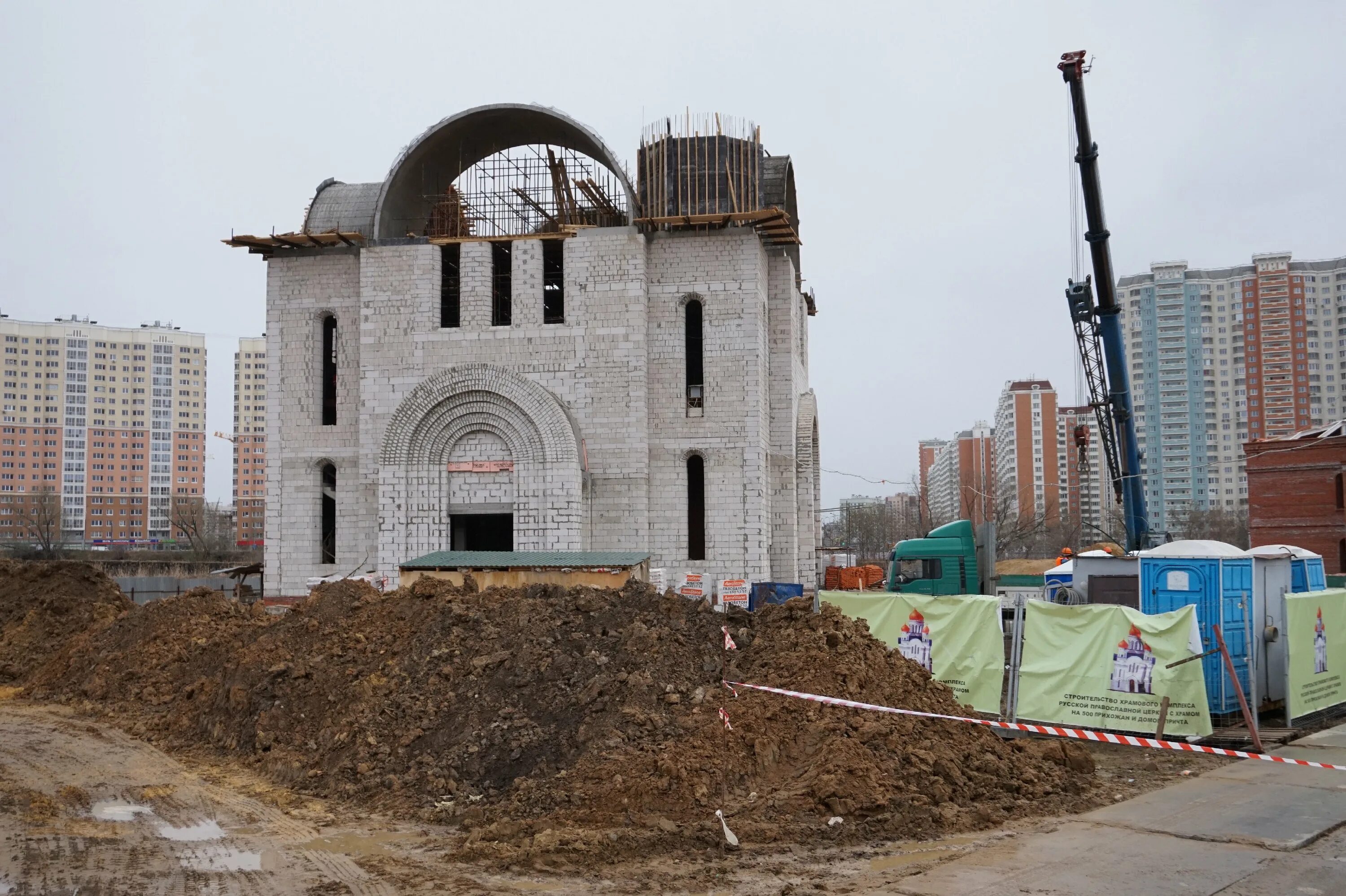 Церковь в некрасовке. Храм Покрова Пресвятой Богородицы на люберецких полях. Покровский храм Некрасовка. Покрова Пресвятой Богородицы Некрасовка. Церковь в Некрасовке у метро.