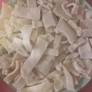 Блюда с кусочками теста