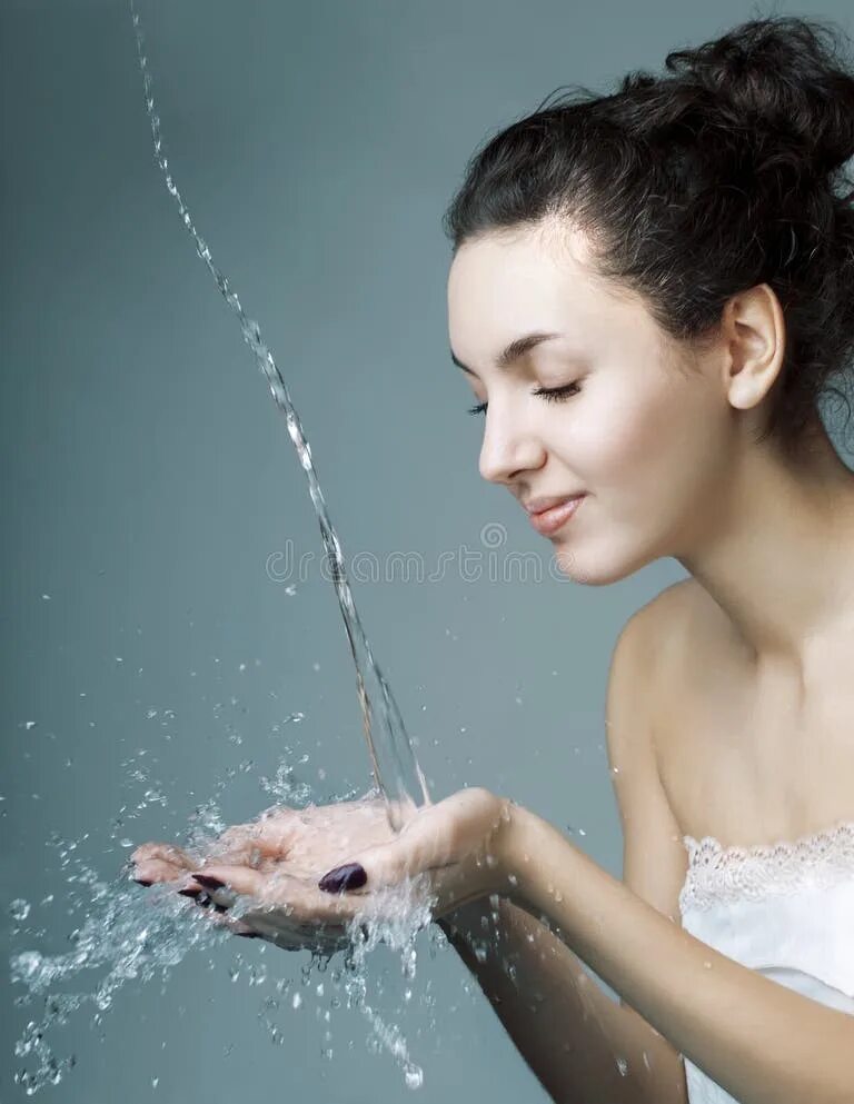 А она льет воду. Девушка в купальнике обливается водой. Вода выливается. Наливает воду. А она льет воду.