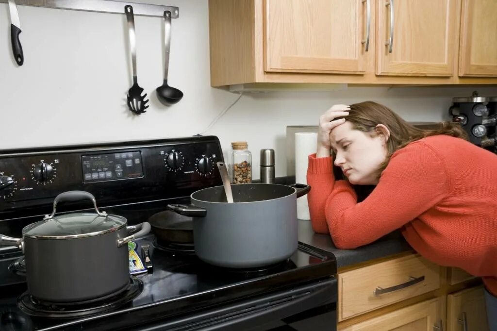 Плохой ужин. Женщина на кухне. Уставшая женщина на кухне. Современный быт. Замученная женщина на кухне.