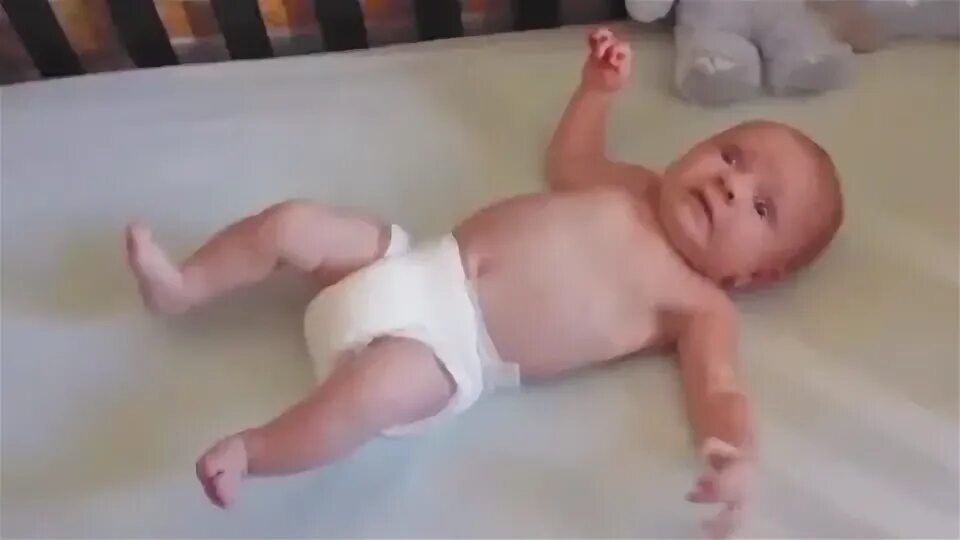 Рефлекс моро у грудничка в 2 месяца. Двигательные рефлексы новорожденных. Рефлекс моро у грудничка в 2 месяца. Рефлекс выталкивания у грудничка. Моро когда проходит.