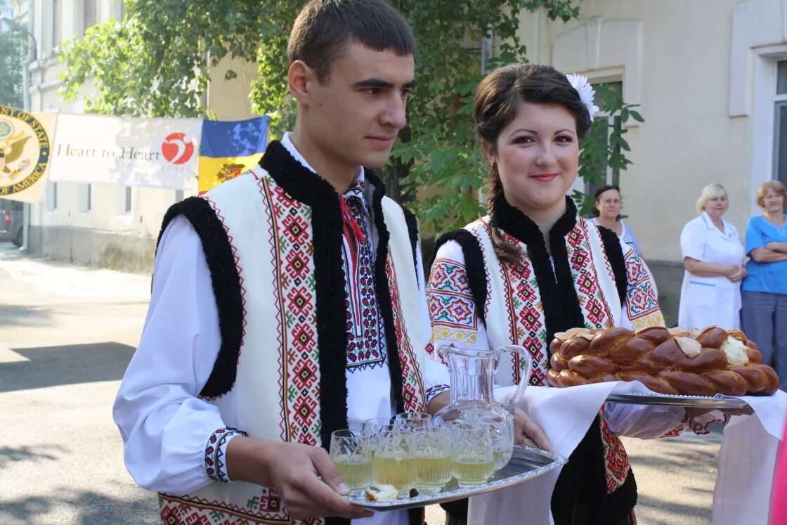 Как выглядит молдаван. Молдован внешность молдаван. Черновицкие молдаване. Молдавские традиции. Традиции народов Молдовы.