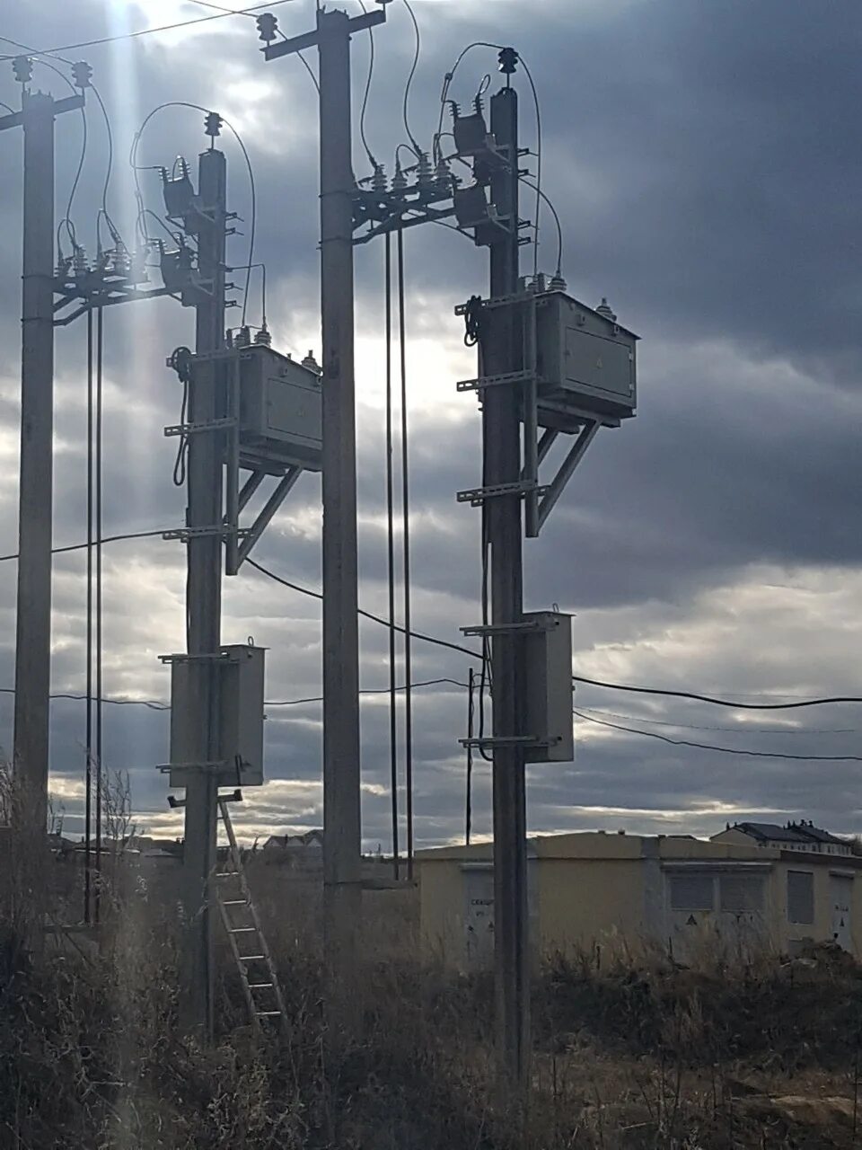 столбовая трансформаторная подстанция. столбовая. забор из столбовых блоков. камень столбовой 390/390. блок трехпустотный 40*40*20.