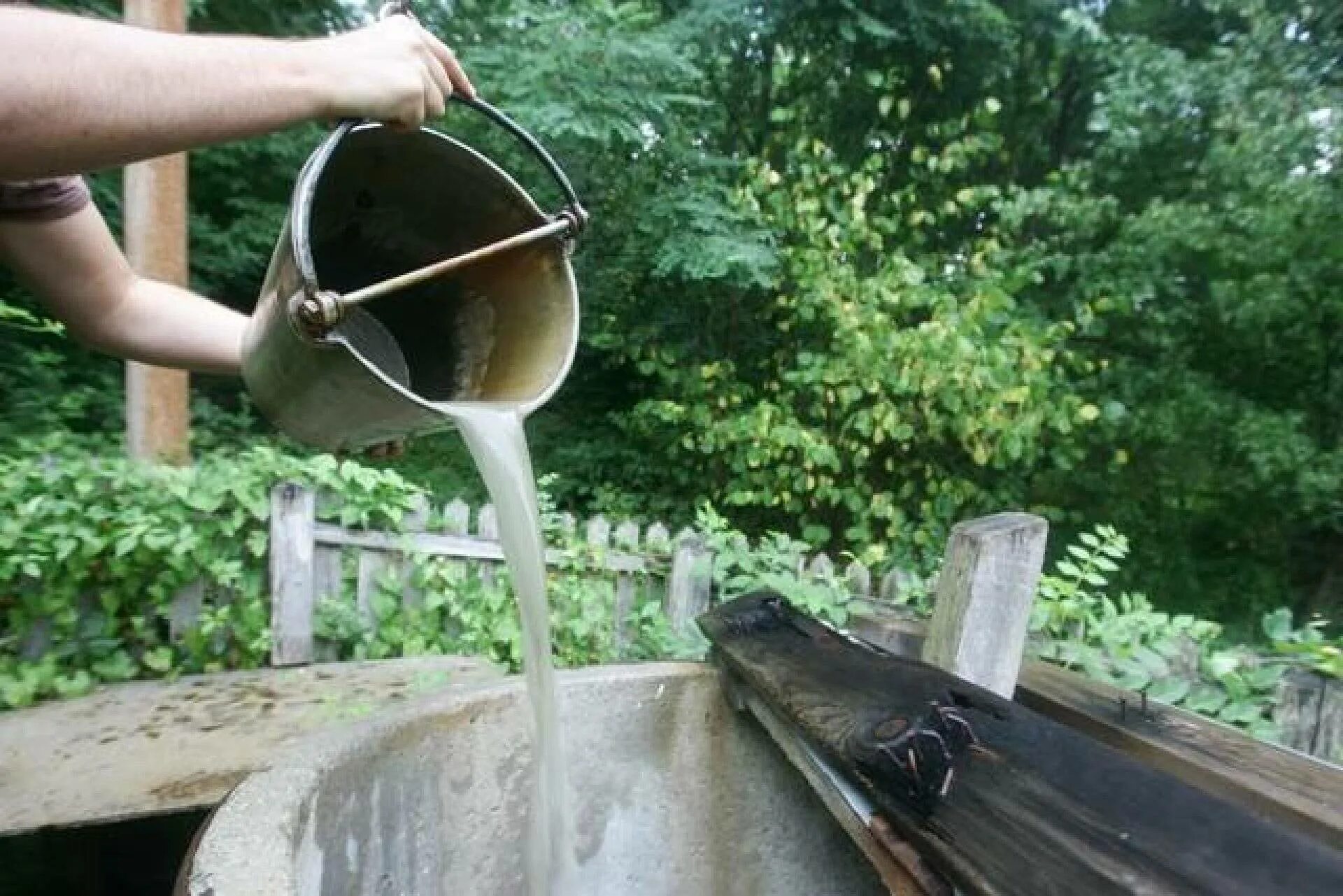 Колодец для воды. Вода из колодца. Колодец ведро с водой. Ведро с водой из колодца. Бездонное ведро воды