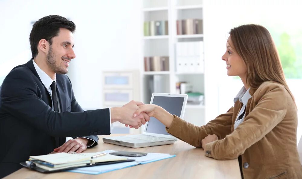 Одобрение займа. Счастливый клиент. Бизнесмен. Кредитование бизнеса. Кредитование бизнеса.